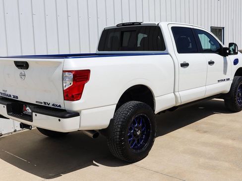 Used 2018 Nissan Titan SV w/ SV Convenience Package AWD/4WD image 5