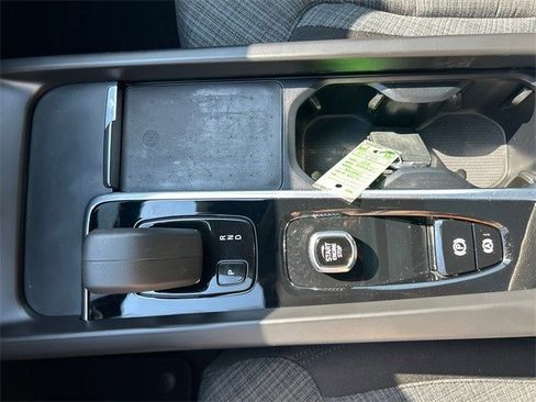 Used 2022 Volvo XC60 B5 Momentum image 28