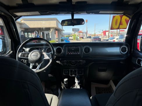 Used 2020 Jeep Gladiator Overland w/ Cold Weather Group image 13