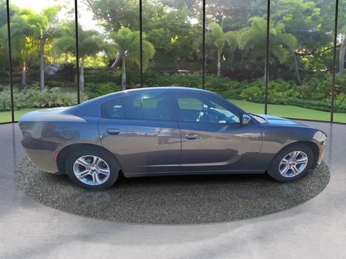 Used 2022 Dodge Charger SXT RWD image 2