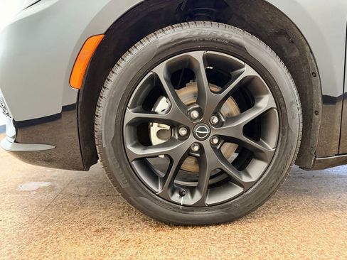 Used 2025 Chrysler Pacifica Limited FWD image 25