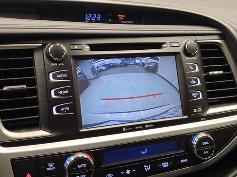 Used 2017 Toyota Highlander SE image 32