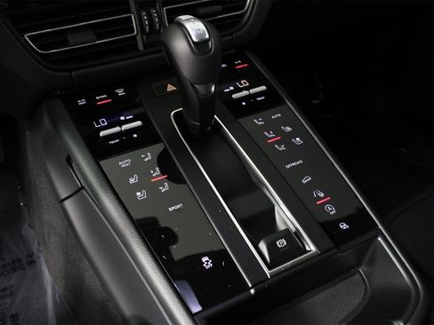 Used 2025 Porsche Macan image 18