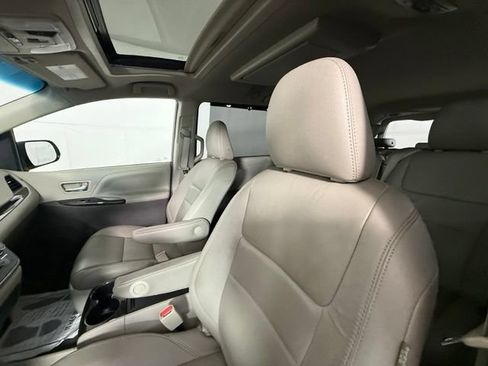 Used 2017 Toyota Sienna XLE Premium FWD image 5