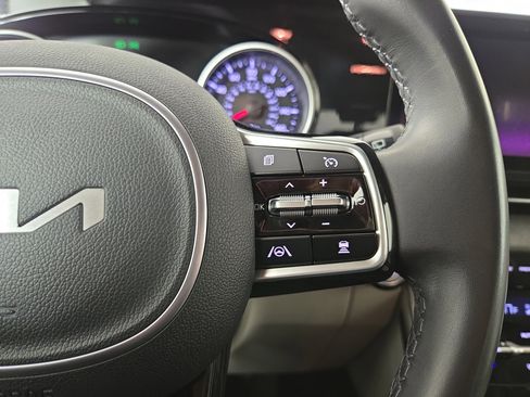 Used 2024 Kia Carnival EX image 18