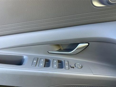 Certified 2025 Hyundai Elantra SE image 11