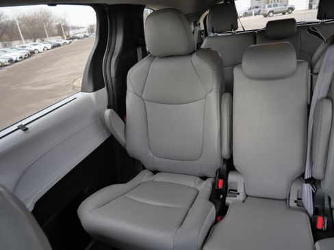Used 2025 Toyota Sienna XLE image 13