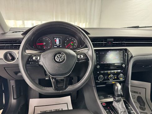 Used 2022 Volkswagen Passat 2.0T SE FWD image 14