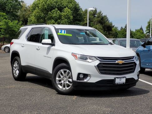Used 2021 Chevrolet Traverse LT FWD image 2