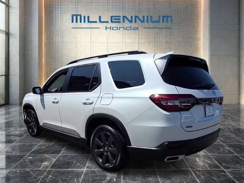 Used 2025 Honda Pilot Sport image 40