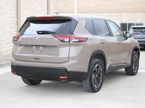 Used 2024 Nissan Rogue SV image 3