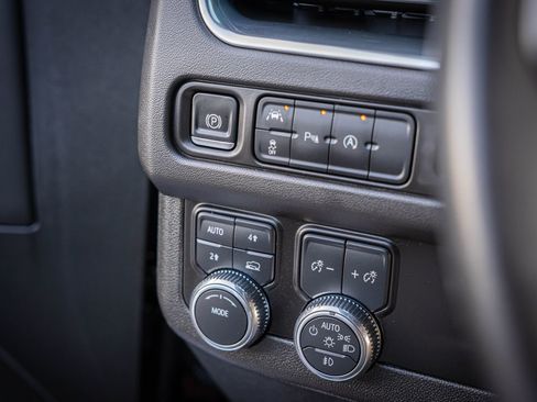 Used 2024 GMC Yukon XL SLT AWD/4WD image 19