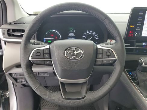 Certified 2023 Toyota Sienna XLE image 23
