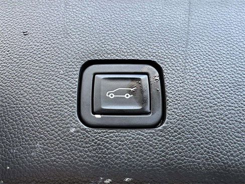 Certified 2023 Chevrolet Traverse LT w/ Rear Camera Mirror Package image 8