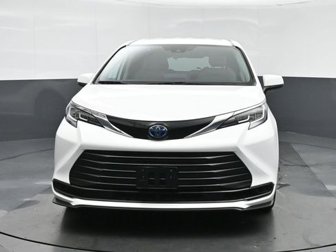 Used 2021 Toyota Sienna LE image 2