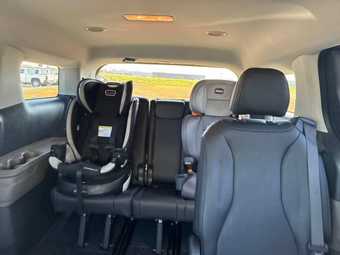 Used 2025 Kia Carnival FWD image 8