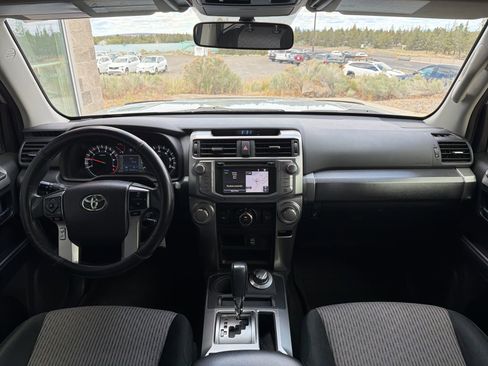 Used 2018 Toyota 4Runner SR5 AWD/4WD image 10