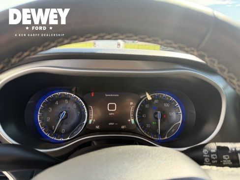 Used 2023 Chrysler Pacifica Touring-L FWD image 15