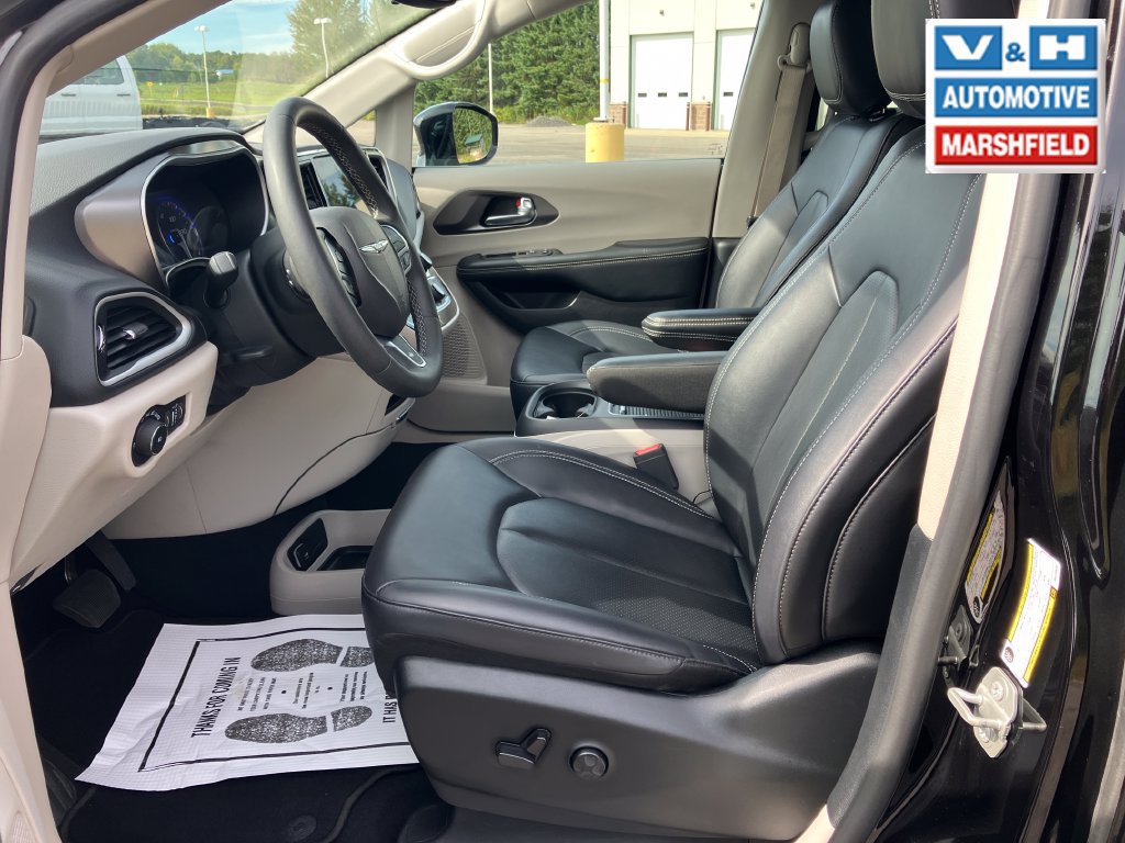 Used 2024 Chrysler Pacifica Touring-L FWD image 19