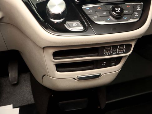 Used 2022 Chrysler Pacifica Touring-L FWD image 30