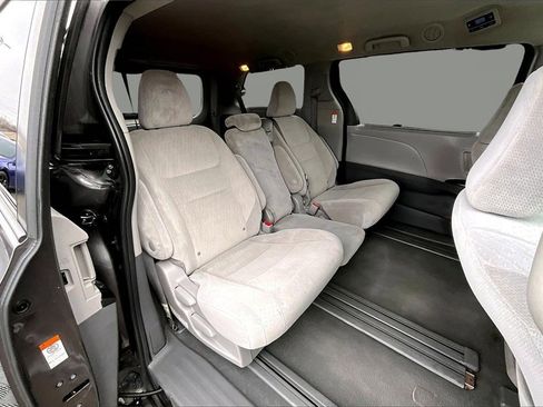 Used 2020 Toyota Sienna LE image 27