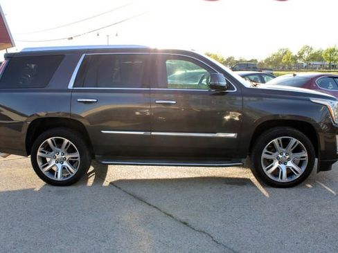 Used 2016 Cadillac Escalade Luxury RWD image 2
