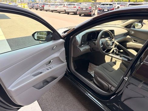 Used 2023 Hyundai Elantra SEL FWD image 9