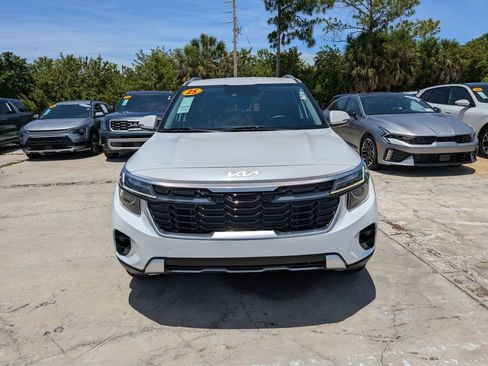Certified 2025 Kia Seltos EX FWD image 3