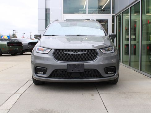 Used 2021 Chrysler Pacifica Touring-L w/ Premium & Safety Sphere Group image 2