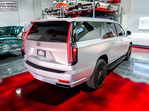 Used 2021 Cadillac Escalade ESV Premium Luxury image 4