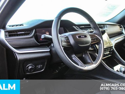 Used 2025 Jeep Grand Cherokee Altitude AWD/4WD image 32