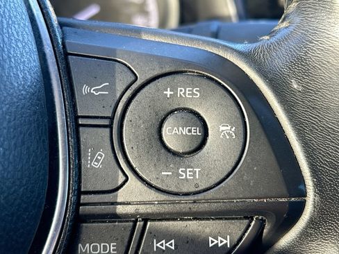 Used 2019 Toyota Camry SE FWD image 18