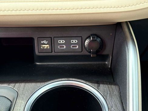 Used 2024 Toyota Highlander Platinum FWD image 27