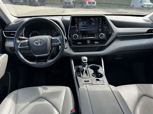 Used 2020 Toyota Highlander XLE AWD/4WD image 12