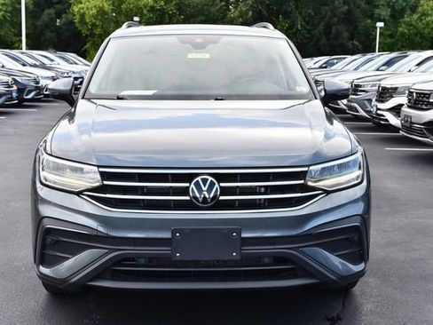 Used 2023 Volkswagen Tiguan SE w/ Panoramic Sunroof Package FWD image 4