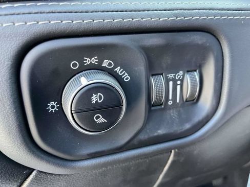 Used 2024 RAM 3500 Limited AWD/4WD image 32