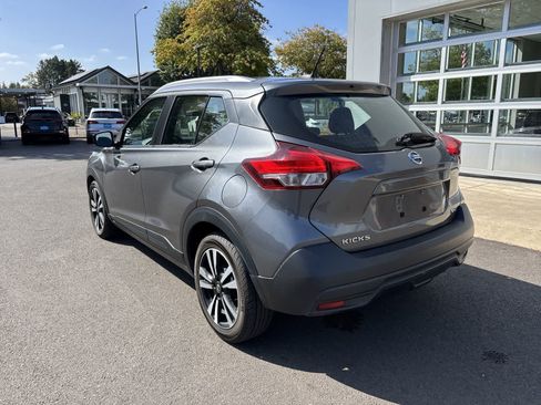Used 2019 Nissan Kicks SV FWD image 3