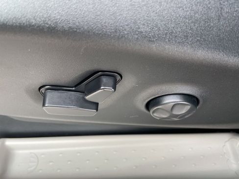 Used 2024 Chrysler Pacifica Touring-L image 13