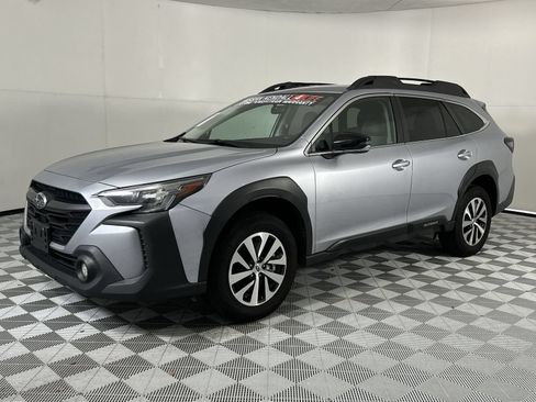 Used 2024 Subaru Outback Premium AWD/4WD image 4