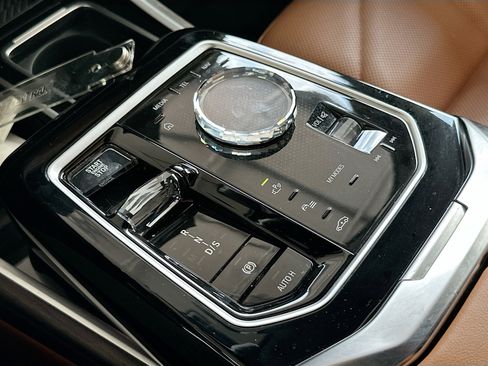 Used 2023 BMW 740i w/ Parking Assistance Package RWD image 17