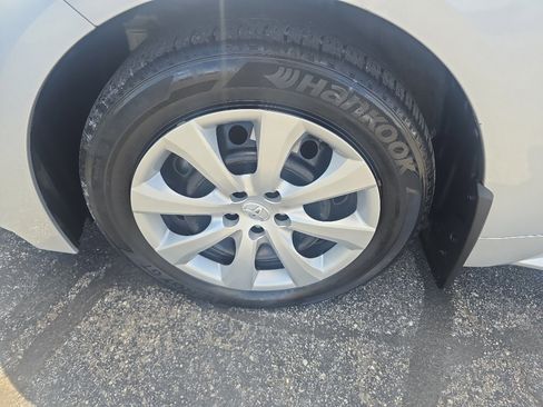 Used 2021 Toyota Corolla LE FWD image 24