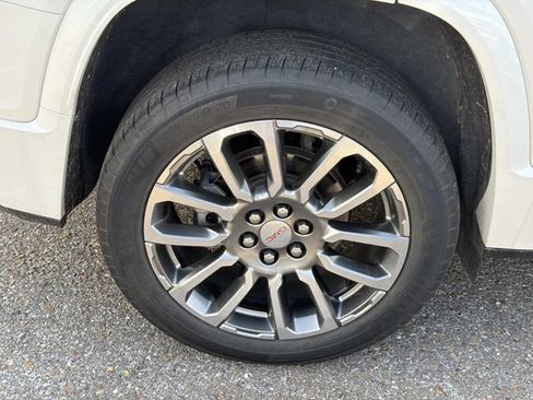 Used 2023 GMC Acadia Denali w/ Denali Ultimate Package FWD image 5