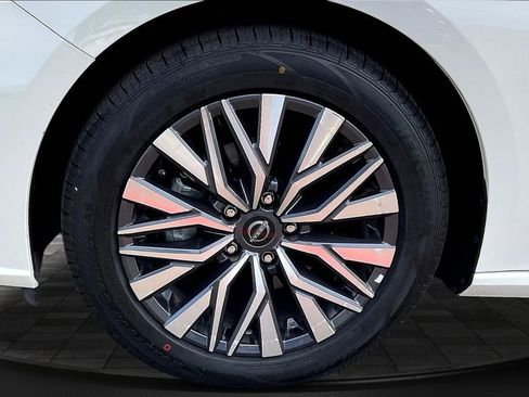 Used 2025 Nissan Altima 2.5 SV FWD image 31