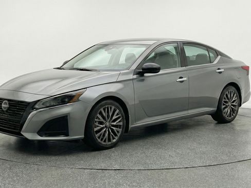 Used 2025 Nissan Altima 2.5 SV FWD image 3