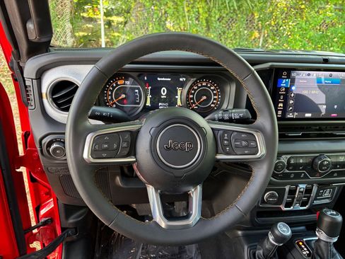 Used 2025 Jeep Wrangler Sahara image 28