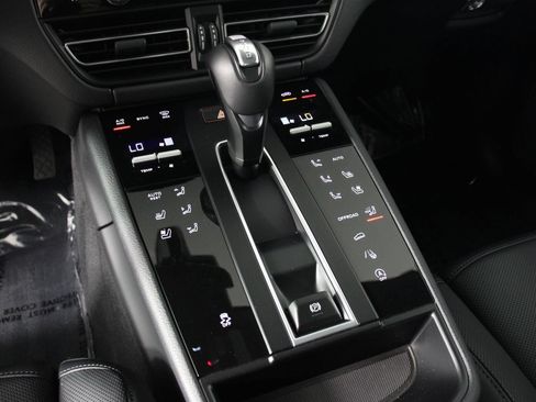 Certified 2026 Porsche Macan AWD/4WD image 18
