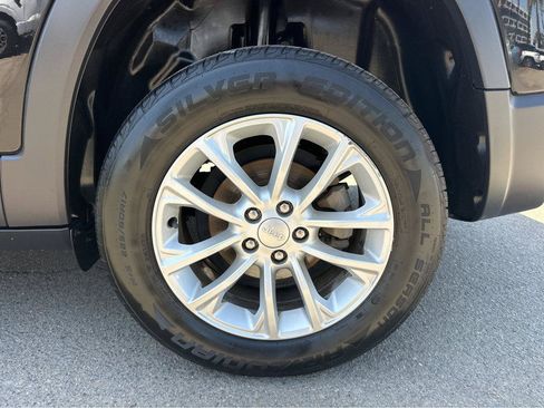 Used 2020 Jeep Cherokee Latitude FWD image 14