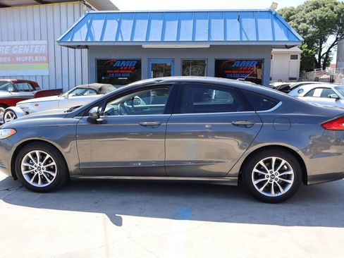 Used 2017 Ford Fusion SE w/ Fusion SE Technology Package FWD image 4