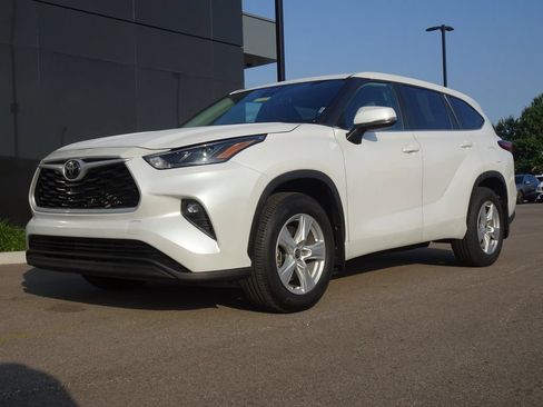 Used 2023 Toyota Highlander LE AWD/4WD image 27