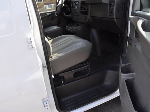 Used 2009 Chevrolet Express 2500 RWD image 26